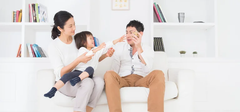 家族がソファでくつろぐ様子